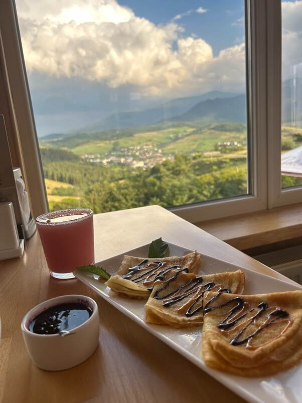 Кафе-бар “Схили Боржави” : цікава знахідка у маленькому селищі Воловець