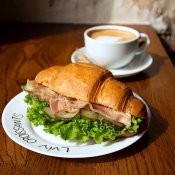 Круасани на ходу: як працює мережевий формат у Мукачеві